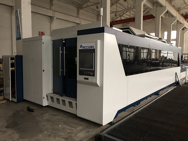 3000W Fibra Lasera Metalo Tranĉanta Maŝinon kun Protekta Enklavo kaj Pallet Changer